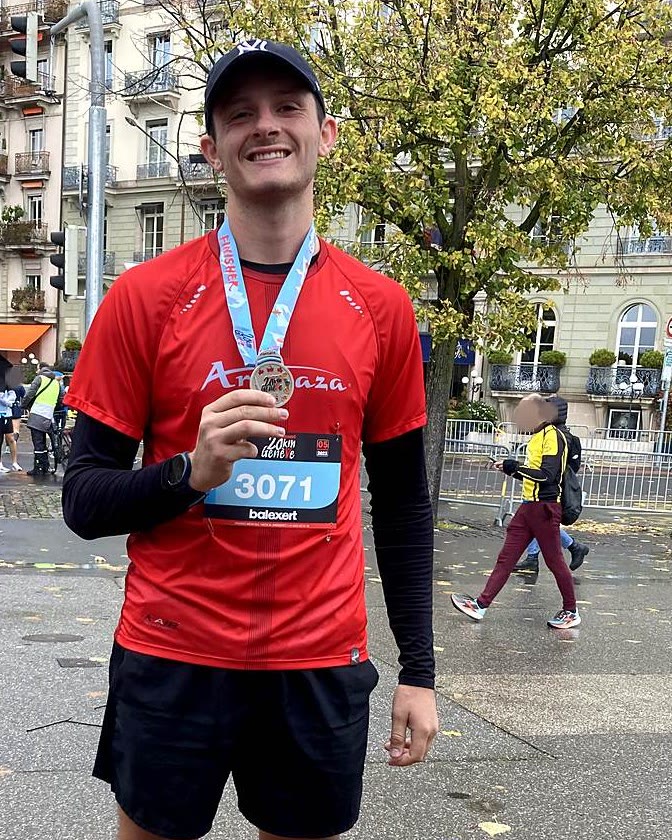 Corto Benzoni, medal around his neck, at the finish of the Balexert 20K in Geneva, bib 3071.