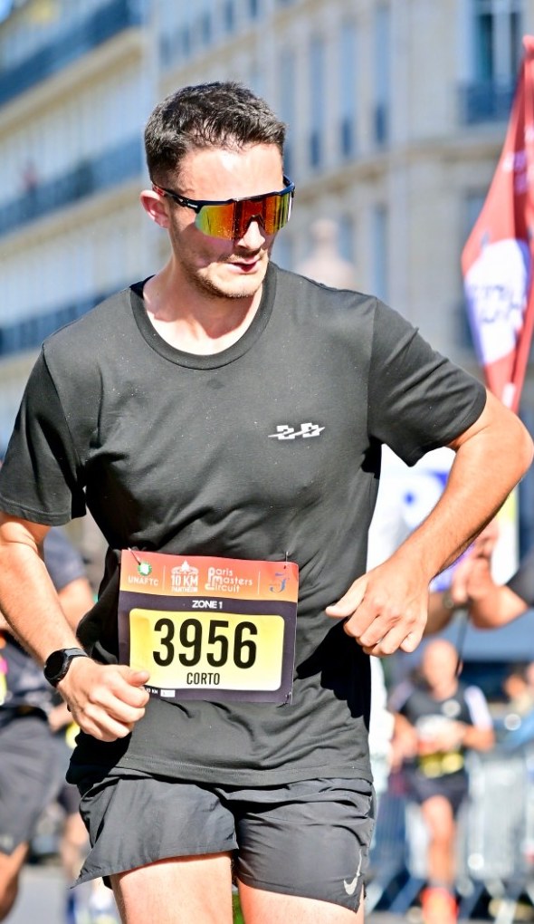 Corto Benzoni en course sur le 10 km du Panthéon, à Paris, dossard 3956.