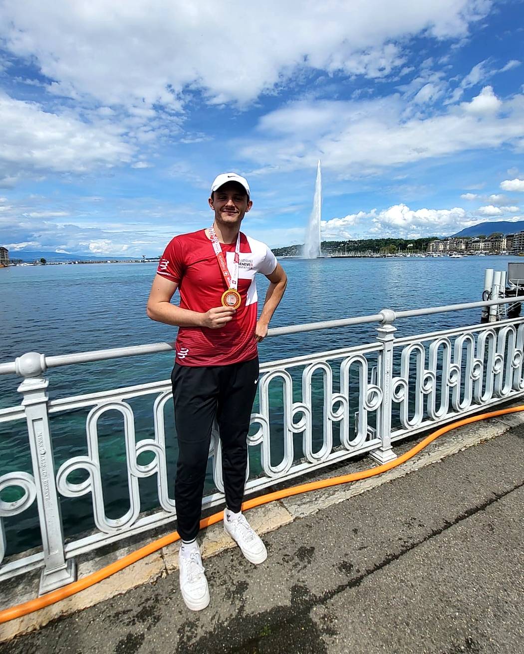 Corto Benzoni avec sa médaille de finisher du marathon de Genève, devant le Jet d'Eau.