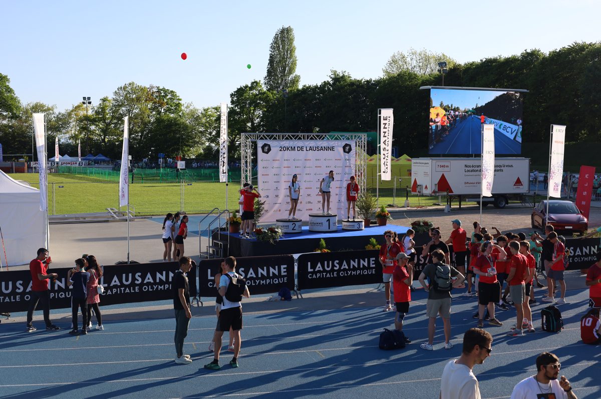 L'aire d'arrivée des 20KM de Lausanne 2026, avec la scène et l'écran géant.