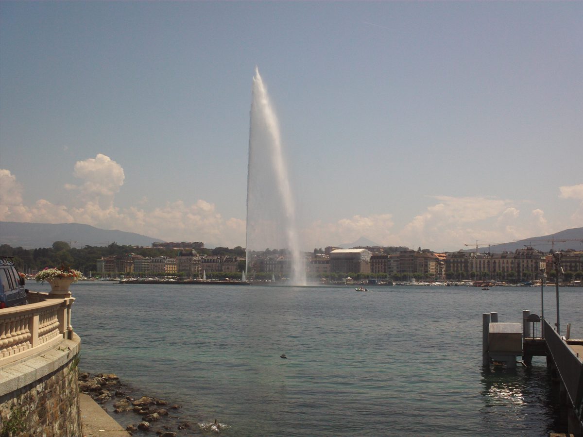 Le jet d'eau et la rade de Genève, où se trouvent le départ et l'arrivée de la course.