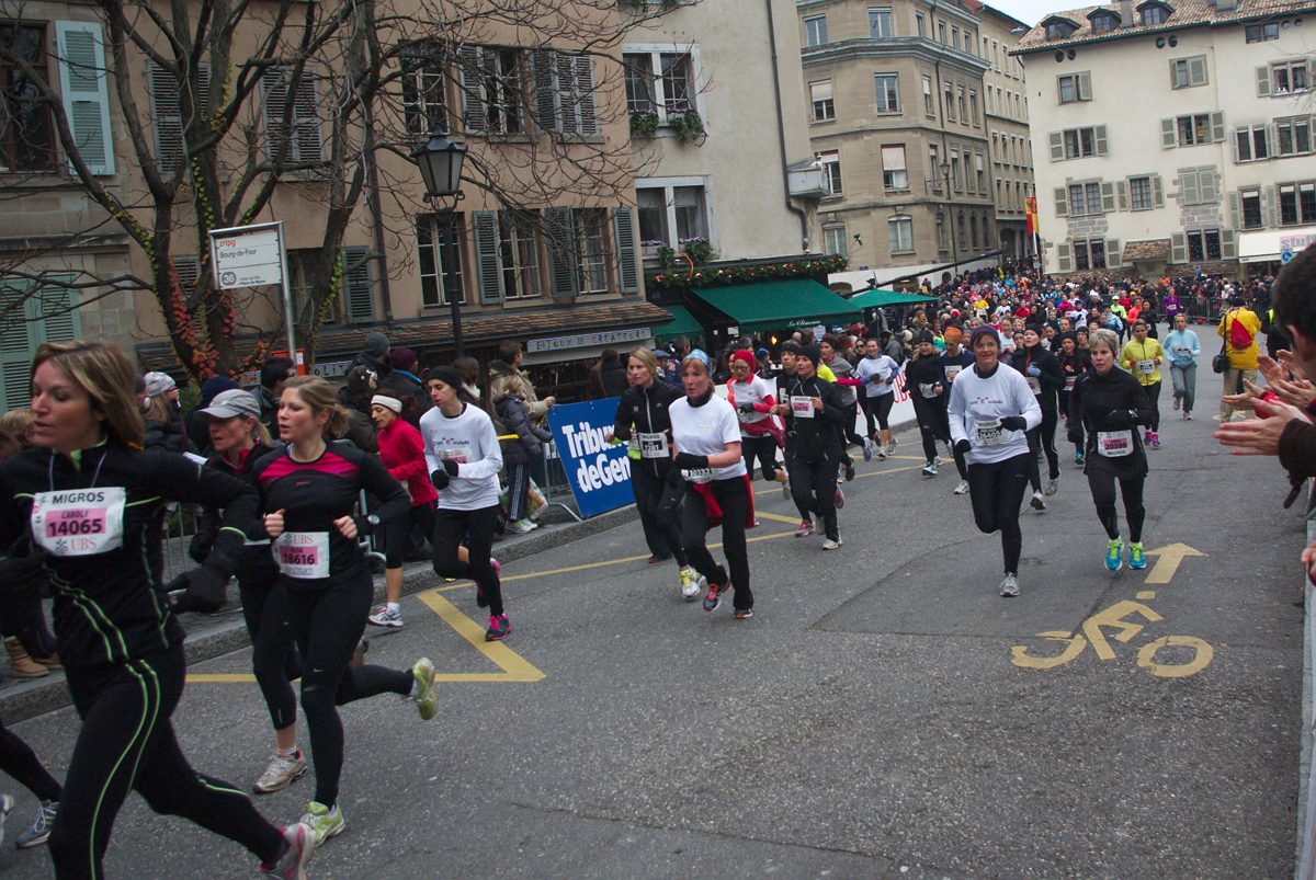 Des coureuses de la Course de l'Escalade dans une rue de la Vieille-Ville de Genève.