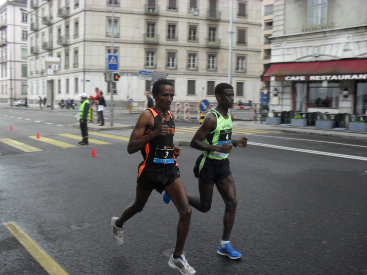 Deux coureurs en tête du Genève Marathon dans une rue de Genève.