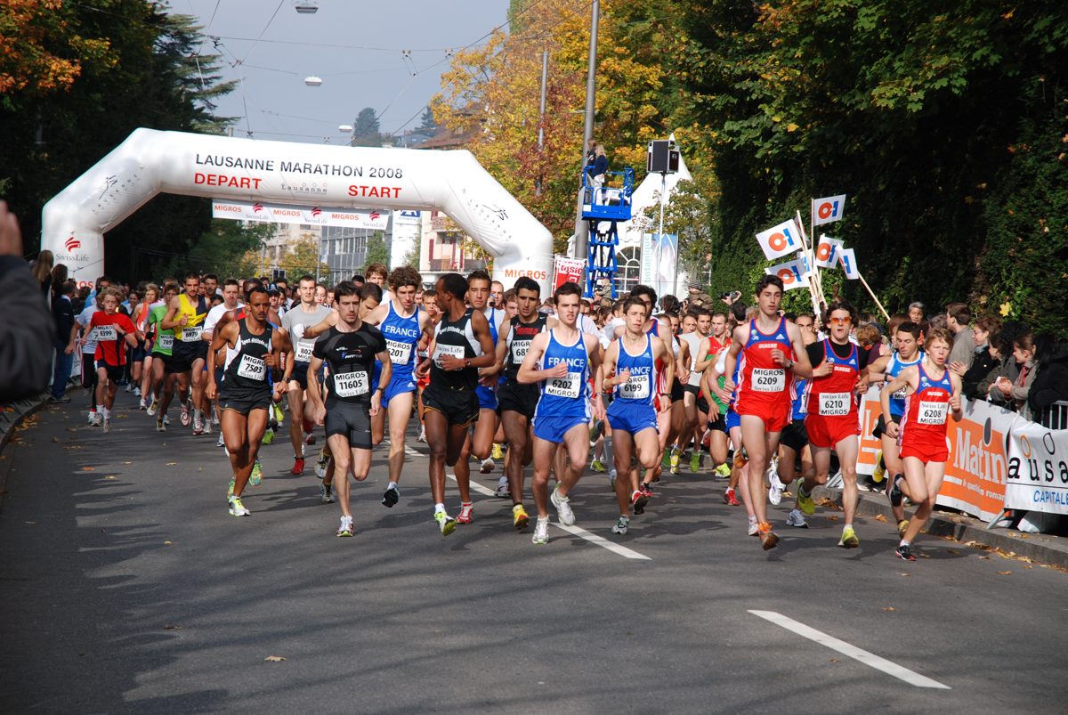 Départ du Lausanne Marathon sous l'arche, le peloton de face.