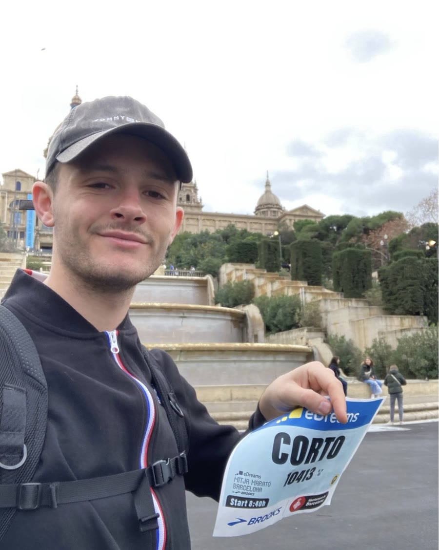 Corto Benzoni en selfie à Montjuïc, à Barcelone, son dossard de semi-marathon à la main.